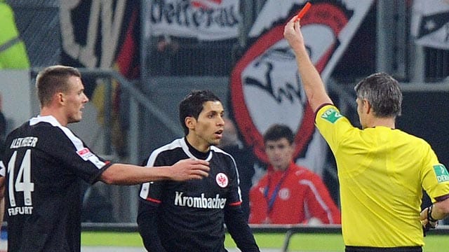 Schiedsrichter Michael Weiner verweist Karim Matmour (mitte) nach 34. Minuten des Feldes.