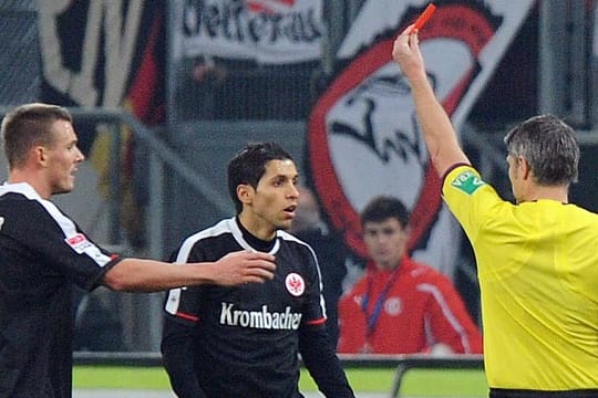 Schiedsrichter Michael Weiner verweist Karim Matmour (mitte) nach 34. Minuten des Feldes.