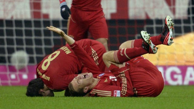 Holger Badstuber (vorne) krümmt sich mit schmerzverzerrtem Gesicht auf dem Rasen. Holger Badstuber (vorne) krümmt sich mit schmerzverzerrtem Gesicht auf dem Rasen.
