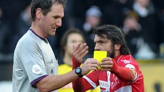 Gennaro Gattuso nimmt Schiedsrichter Nikolaj Hänni die Arbeit ab.