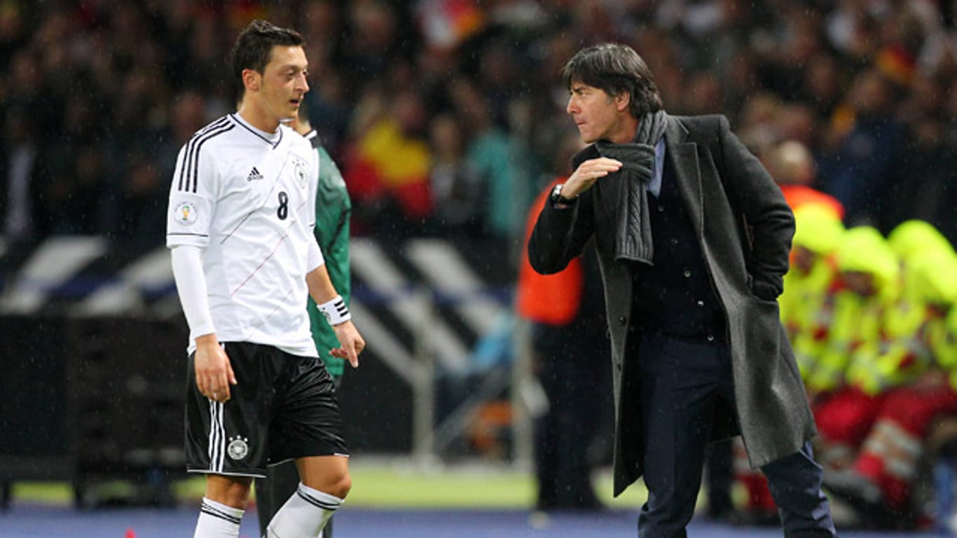 Mesut Özil (li.) und Bundestrainer Joachim Löw.