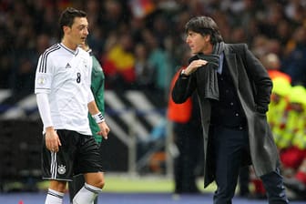 Mesut Özil (li.) und Bundestrainer Joachim Löw.