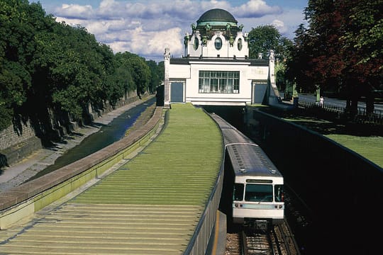 Eingang der U-Bahn Station Hietzing in Wien