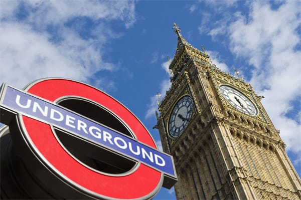 Vor 150 Jahren fuhr in London die erste Untergrundbahn. Sie ist damit die älteste Untergrundbahn der Welt. Hier das beliebte Haltestellen-Schild vor Big Ben.