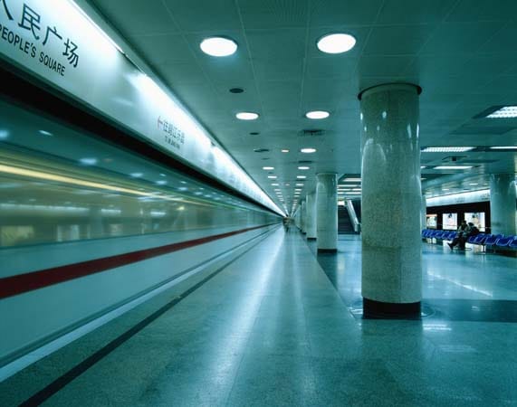 Die Metro von Shanghai hat sich nicht nur zum größten Metro-System der Welt gemausert. Sie ist auch eines der modernsten und technisch fortschrittlichsten. Mit ihren Spezialeffekten macht sie jede U-Bahn-Fahrt zu einem Erlebnis.