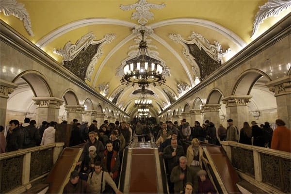 Viele bezeichnen die Metro in Moskau als die schönste der Welt. Sie wurde 1935 eröffnet und hat 185 Stationen. Einige davon präsentieren sich den Fahrgästen als architektonische Kunstwerke, mit Marmor und Granit, Mosaiken und Skulpturen.