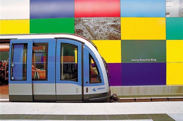 Die U-Bahn von München reiht sich mit ihren Design-Stationen in die Riege der sehenswerten U-Bahnen ein. Beispielsweise der Bahnhof Georg-Brauchle-Ring: Die farbenfrohe Wandgestaltung macht das Warten auf den Zug zum Erlebnis.