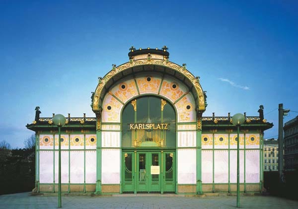 Eingang der U-Bahn Station Karlsplatz in Wien