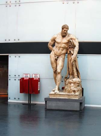 Neapel: die Station Museo samt Herkules-Skulptur