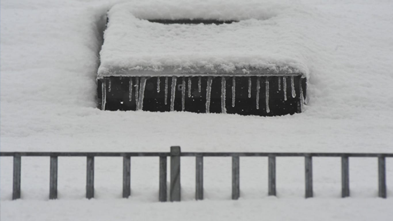 Schneefanggitter zum Schutz vor Dachlawinen.
