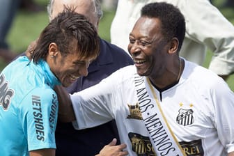 Neymar (li.) und die brasilianische Legende Pelé verstehen sich gut.