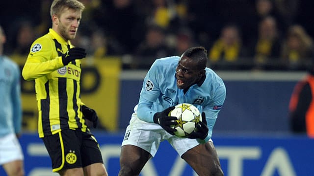 Manchesters Mario Balotelli regt sich fürchterlich auf.