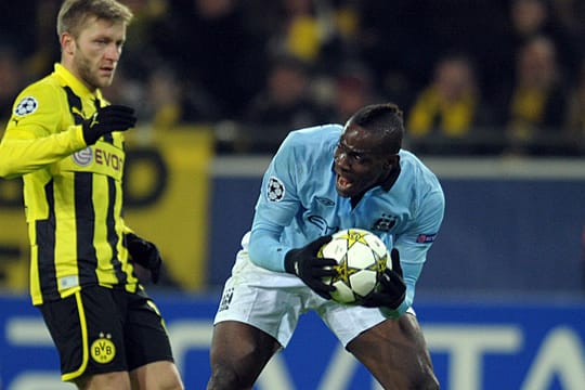 Manchesters Mario Balotelli regt sich fürchterlich auf.