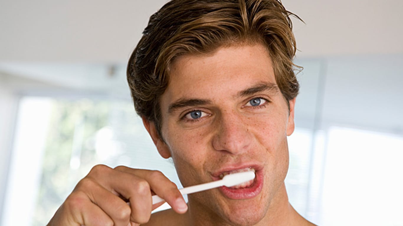 Erektionsprobleme: Für Männer lohnt es sich, auf Mundhygiene zu achten.