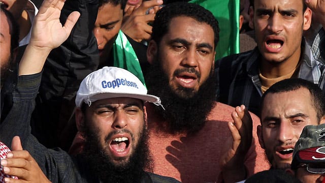 Unterstützer von Präsident Mursi demonstrieren in Kairo: Die Sorge vor massiver Gewalt zwischen Muslimen und Christen in Ägypten wächst. Unterstützer von Präsident Mursi demonstrieren in Kairo: Die Sorge vor massiver Gewalt zwischen Muslimen und Christen in Ägypten wächst.