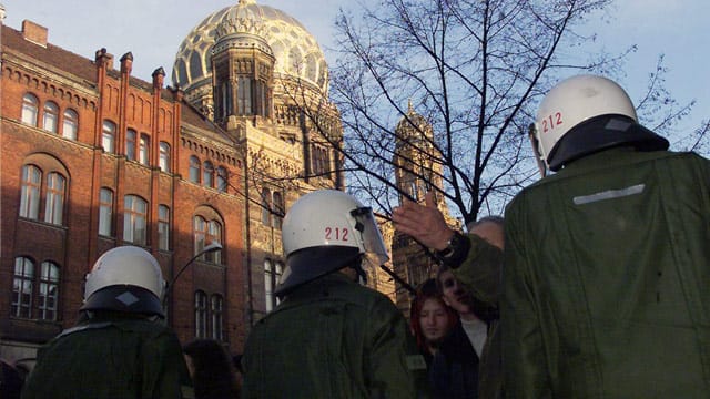 NPD-Anhänger vor der Synagoge in der Oranienburger Straße in Berlin