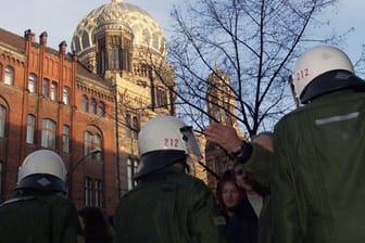 NPD-Anhänger vor der Synagoge in der Oranienburger Straße in Berlin