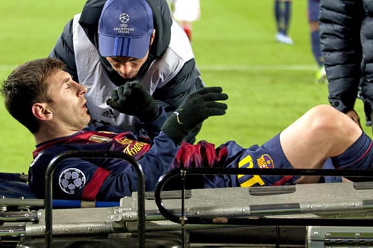 Lionel Messi wird auf einer Trage vom Platz gebracht.