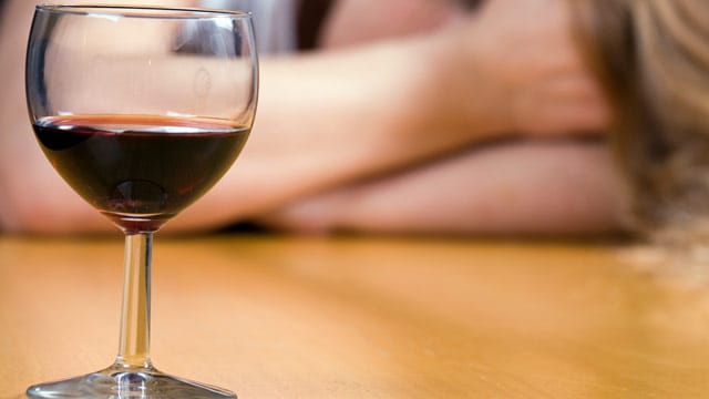 Alkoholsucht reißt Familien auseinander. Betroffene kümmern sich oft nicht mehr um ihre Angehörigen.