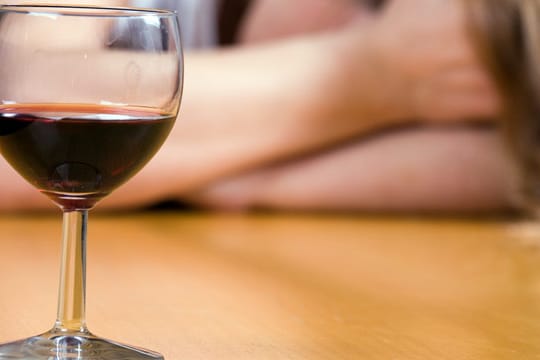 Alkoholsucht reißt Familien auseinander. Betroffene kümmern sich oft nicht mehr um ihre Angehörigen.