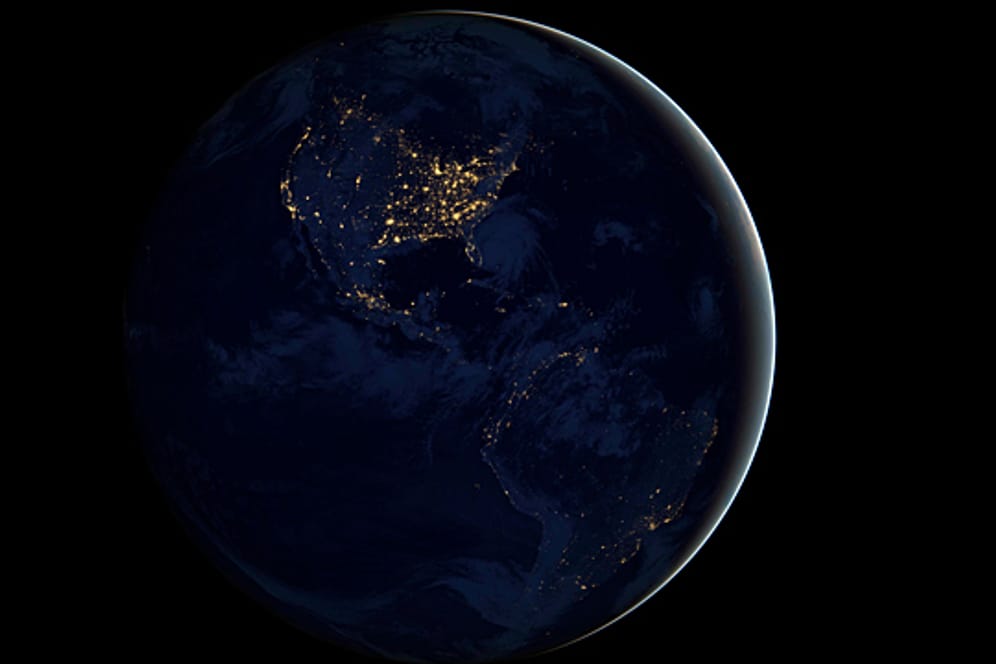 Die schwarze Murmel - spektakuläre Bilder vom neuen Nasa-Satellit zeigen, was nachts auf der Erde geschieht.