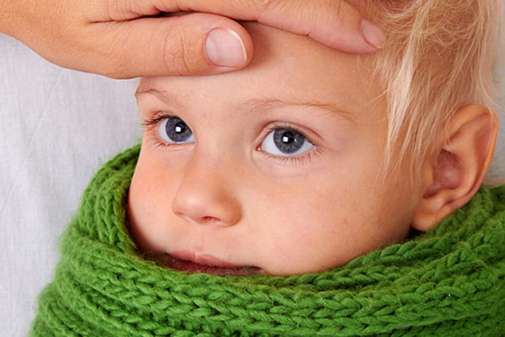 Grippe bei Kindern: Hohes Fieber und Atembeschwerden deuten auf Grippe hin.