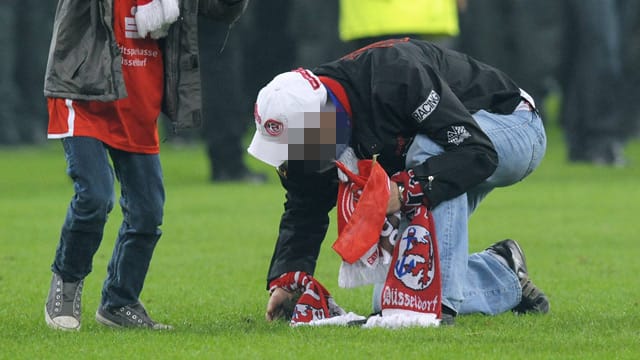 Im Relegationsspiel gegen die Hertha sicherte sich der Fortuna-Fan ein umstrittenes Souvenir. Im Relegationsspiel gegen die Hertha sicherte sich der Fortuna-Fan ein umstrittenes Souvenir.
