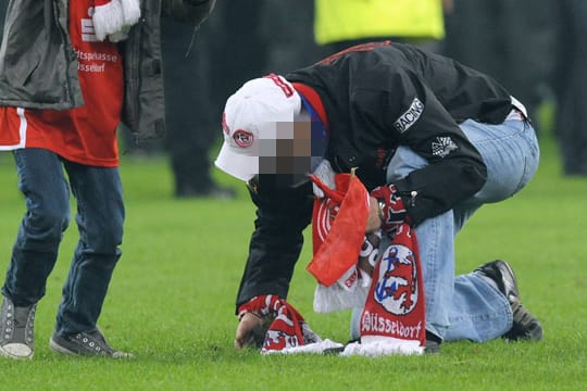 Im Relegationsspiel gegen die Hertha sicherte sich der Fortuna-Fan ein umstrittenes Souvenir.