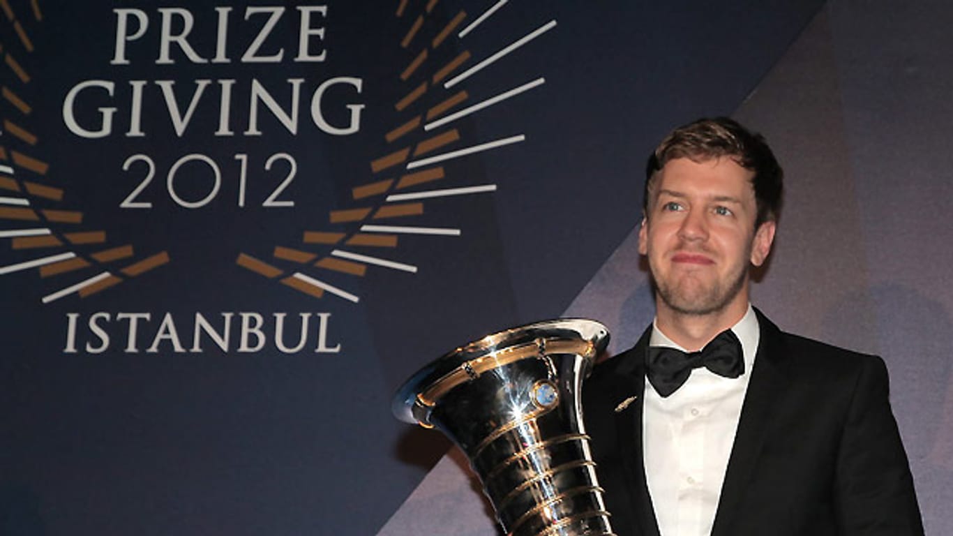 Bei der Pokal-Übergabe war für Sebastian Vettel die Schrecksekunde am Flughafen schon wieder vergessen.