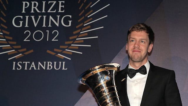 Bei der Pokal-Übergabe war für Sebastian Vettel die Schrecksekunde am Flughafen schon wieder vergessen. Bei der Pokal-Übergabe war für Sebastian Vettel die Schrecksekunde am Flughafen schon wieder vergessen.