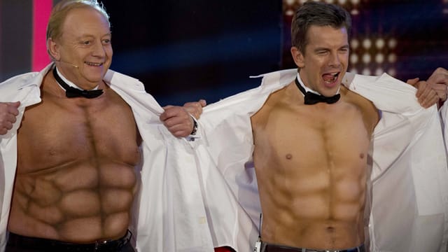 Bei der ZDF-Sendung "Wetten,dass..?" zog Markus Lanz (re.) blank. Auch Alfons Schuhbeck (li.) zeigte sein "Sixpack". Bei der ZDF-Sendung "Wetten,dass..?" zog Markus Lanz (re.) blank. Auch Alfons Schuhbeck (li.) zeigte sein "Sixpack".