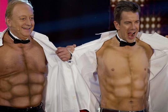 Bei der ZDF-Sendung "Wetten,dass..?" zog Markus Lanz (re.) blank. Auch Alfons Schuhbeck (li.) zeigte sein "Sixpack".