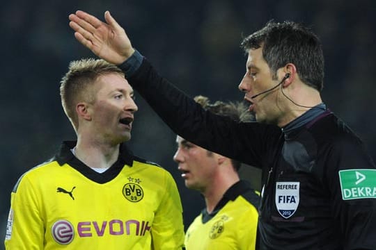 Marco Reus (li.) beschwert sich über eine Entscheidung von Schiedsrichter Wolfgang Stark.