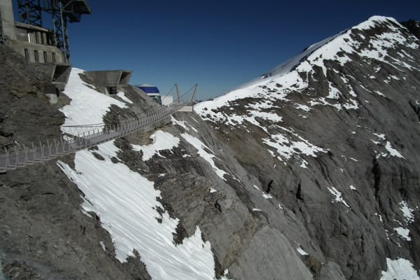 Die Brücke beginnt an einer Station der Gletscher-Sesselbahn und ist mit Ski und Snowboard gut zu erreichen.