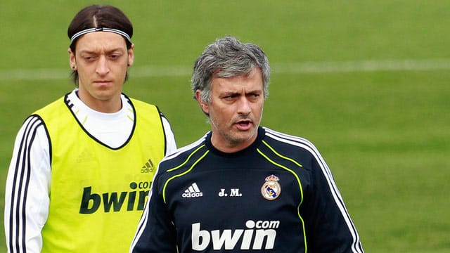 Mesut Özil (li.) und Real-Trainer José Mourinho werden wohl keine guten Freunde mehr. Mesut Özil (li.) und Real-Trainer José Mourinho werden wohl keine guten Freunde mehr.