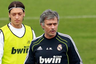 Mesut Özil (li.) und Real-Trainer José Mourinho werden wohl keine guten Freunde mehr.