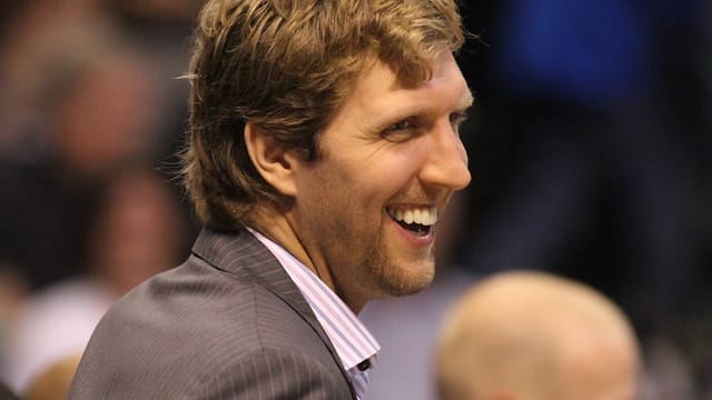 Dirk Nowitzki freut sich über den "Naismith Legacy Award".