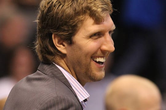 Dirk Nowitzki freut sich über den "Naismith Legacy Award".