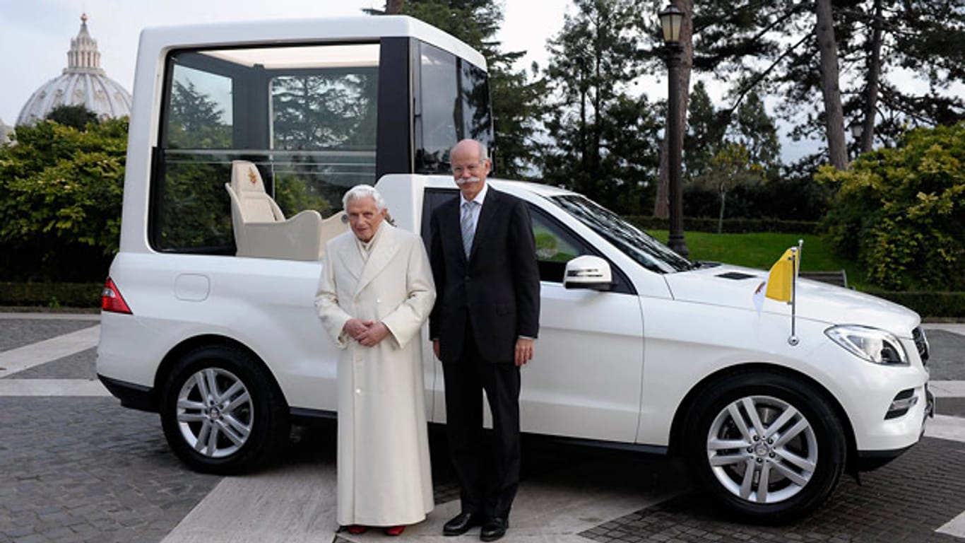 Benedikt XVI. und Daimler-Chef Dieter Zetsche vor dem neuen Papamobil