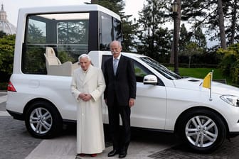 Benedikt XVI. und Daimler-Chef Dieter Zetsche vor dem neuen Papamobil
