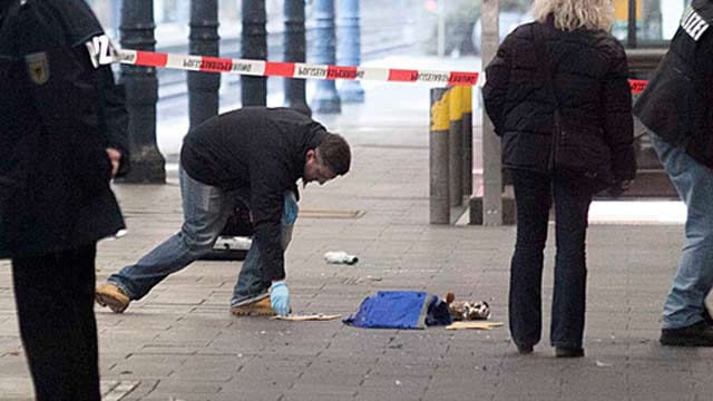 Ermittler sichern die Spuren am Bonner Hauptbahnhof, nachdem der Sprengsatz mit einer Wasserkanone beschossen wurde. Ermittler sichern die Spuren am Bonner Hauptbahnhof, nachdem der Sprengsatz mit einer Wasserkanone beschossen wurde.