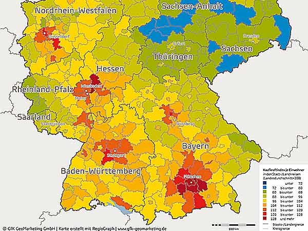 Die Grafik zeigt, wie hoch die Kaufkraft je Einwohner ist. Demnach ist der Anteil um München besonders hoch. In Ostdeutschland mit überwiegend grünen und blauen Flächen ist die Kaufkraft dagegen deutlich niedriger.