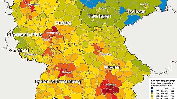 Die Grafik zeigt, wie hoch die Kaufkraft je Einwohner ist. Demnach ist der Anteil um München besonders hoch. In Ostdeutschland mit überwiegend grünen und blauen Flächen ist die Kaufkraft dagegen deutlich niedriger.