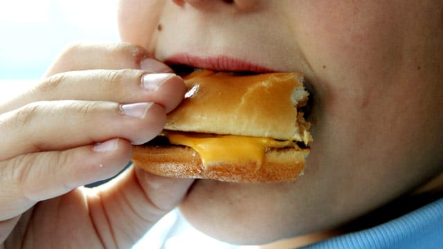 Bluthochdruck: Stark salziges Essen wie Fast-Food, aber auch Wurst und Käse, lässt bei Kindern den Blutdruck steigen.