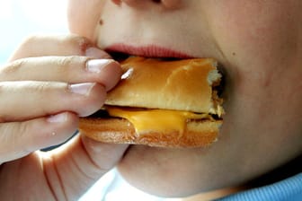 Bluthochdruck: Stark salziges Essen wie Fast-Food, aber auch Wurst und Käse, lässt bei Kindern den Blutdruck steigen.