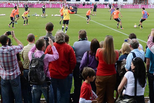 Um Spione unter den Kiebitzen auszuschließen, erarbeitet der FC Bayern ein Anti-Spionage-Konzept für das Trainingsgelände an der Säbener Straße.