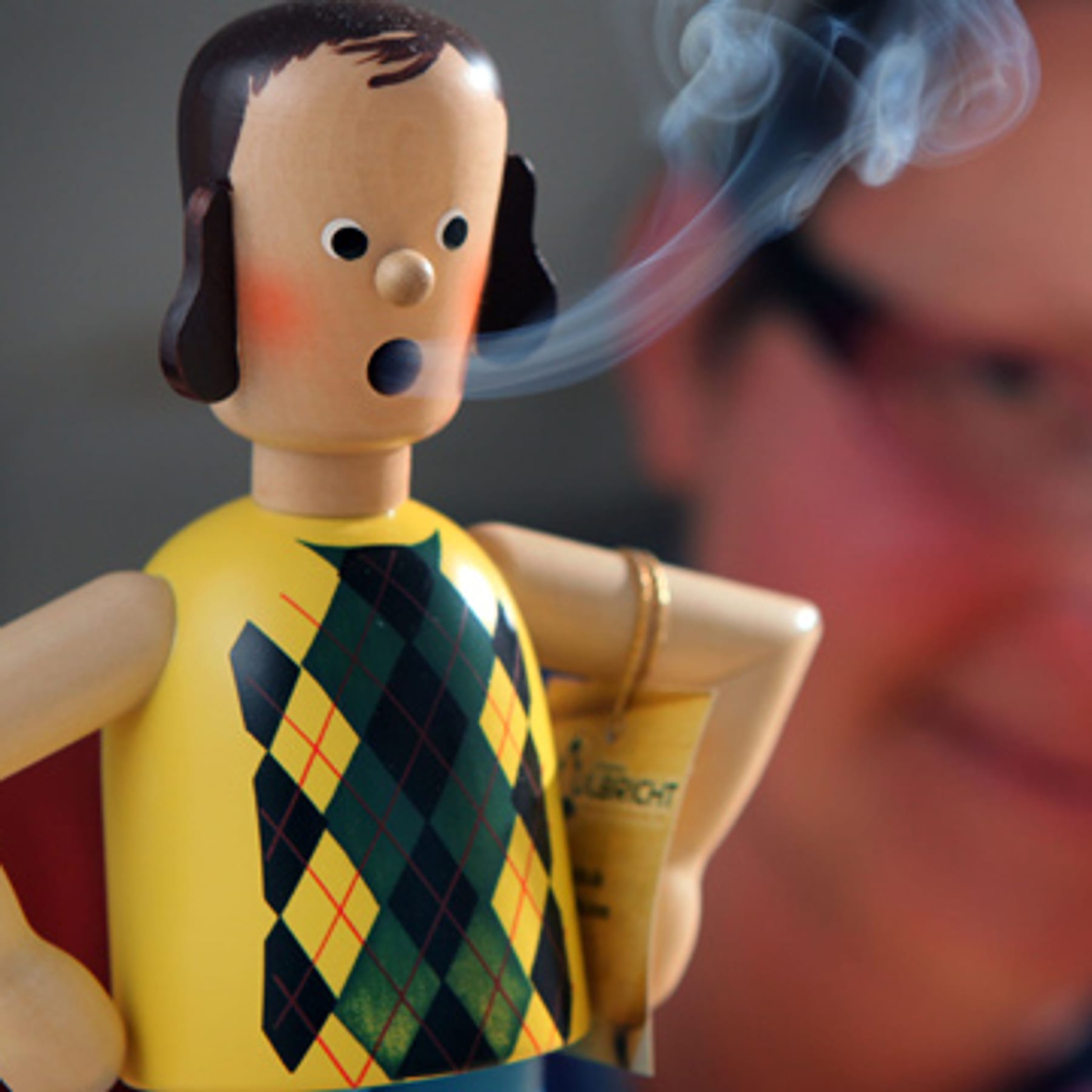 Olaf Schubert beweist seinen Humor: Den Pullunder-Ossi gibt es jetzt als  Räucher-Olaf