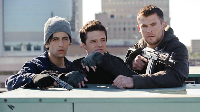 Matt (Josh Peck), Robert (Josh Hutcherson) und Jed (Chris Hemsworth) beobachten die Eindringlinge (v.l.n.r.).