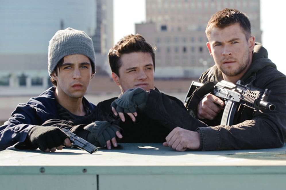 Matt (Josh Peck), Robert (Josh Hutcherson) und Jed (Chris Hemsworth) beobachten die Eindringlinge (v.l.n.r.).
