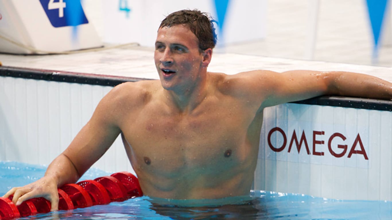 Schwimm-Superstar Ryan Lochte verschenkt seine Goldmedaillen an seine Fans.